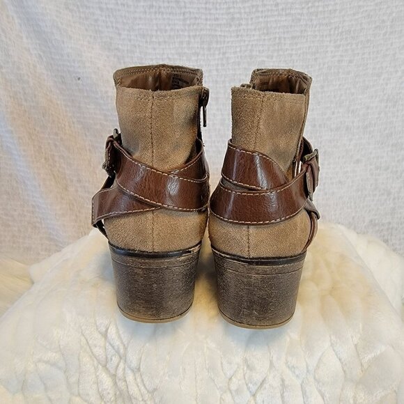 WHITE Mountain Tan Suede Brown Ankle Strap‎ Heeled Booties Sz. 8.5 Yonder - Picture 10 of 16